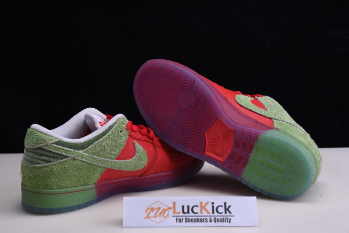 nike dunk low sb "strawberry cough" cw7093-601